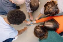 Handy, um digitale Lernplattform zu nutzen