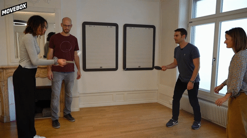 Personen laufen im Kreis und spielen Ping Pong